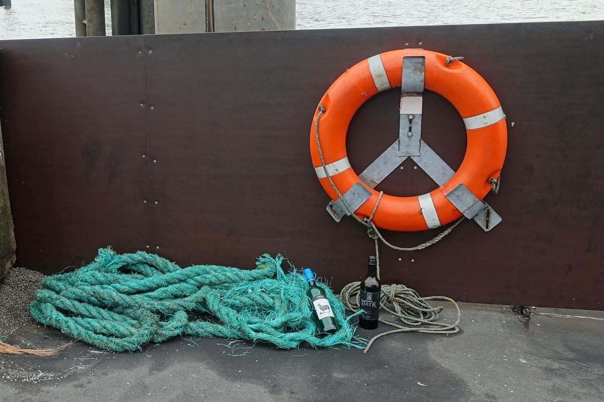 Hamburg am 13.10.2019: Stilleben auf einem Anlegeponton im Niedernhafen, hier gab es wohl einen nächtlichen Umtrunk auf einem schicken Sitzmöbel /