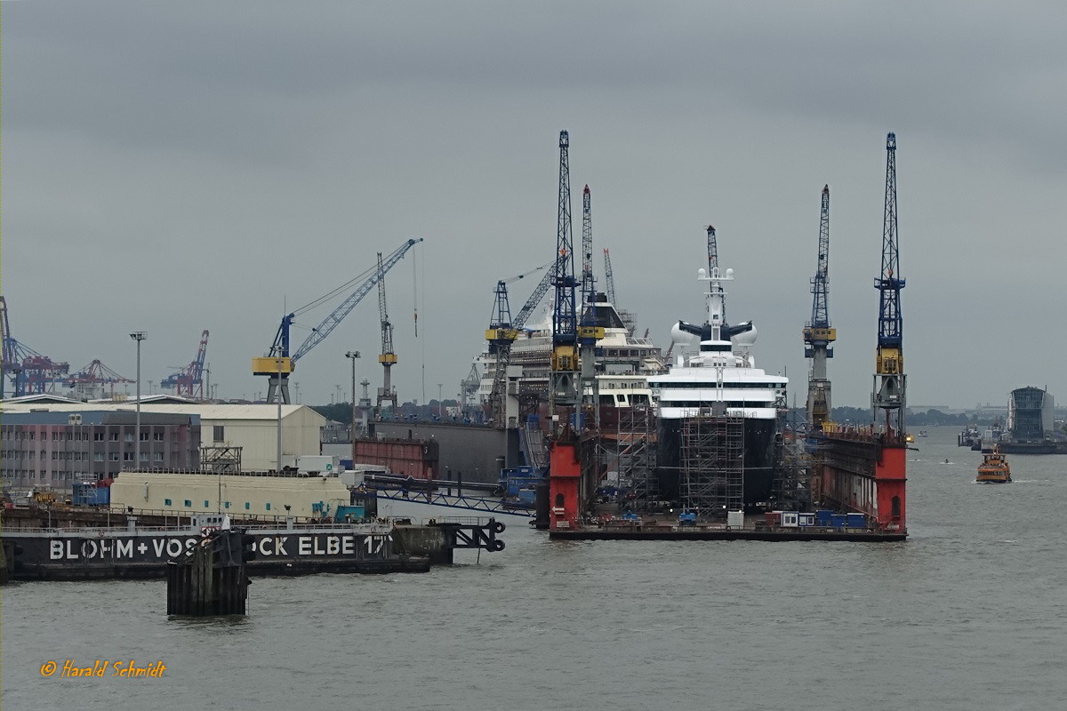 Hamburg am 14.7.2019: Blick auf die Werft Blohm+Voss mit den belegten Schwimmdocks 10 + 11  /