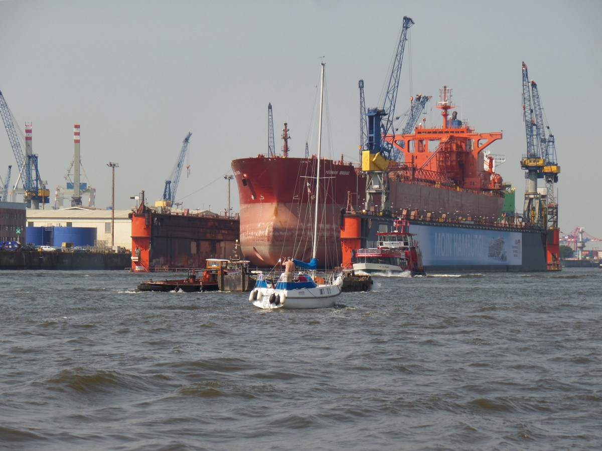 Hamburg am 18.7.2014: Blohm + Voss, (Schwimm-)Dock 11 mit der eingedockten  YEOMAN BRIDGE und regem  Kleinschiffsverkehr auf der Elbe /