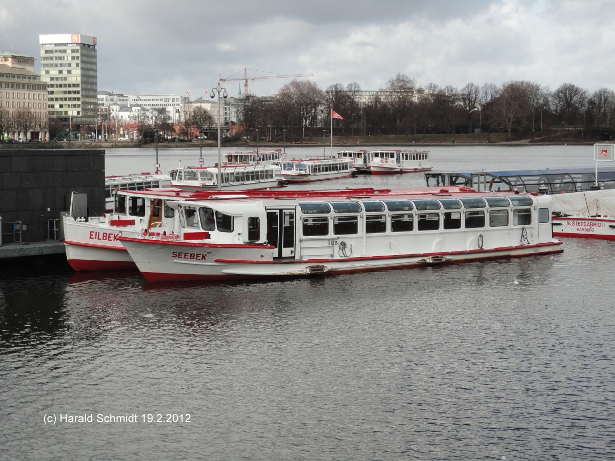 Hamburg am 19.2.2012 / ein Teil der Alsterflotte am Betriebsponton Jungfernstieg - Winterquartier