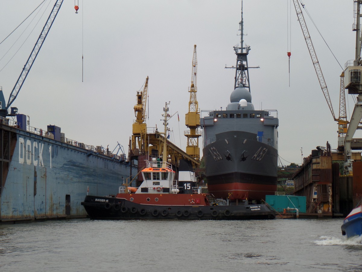 Hamburg am 24.9.2015: Norderwerft mit BUGSIER 15 und dem Flottendienstboot A 53 OKER im Dock 
