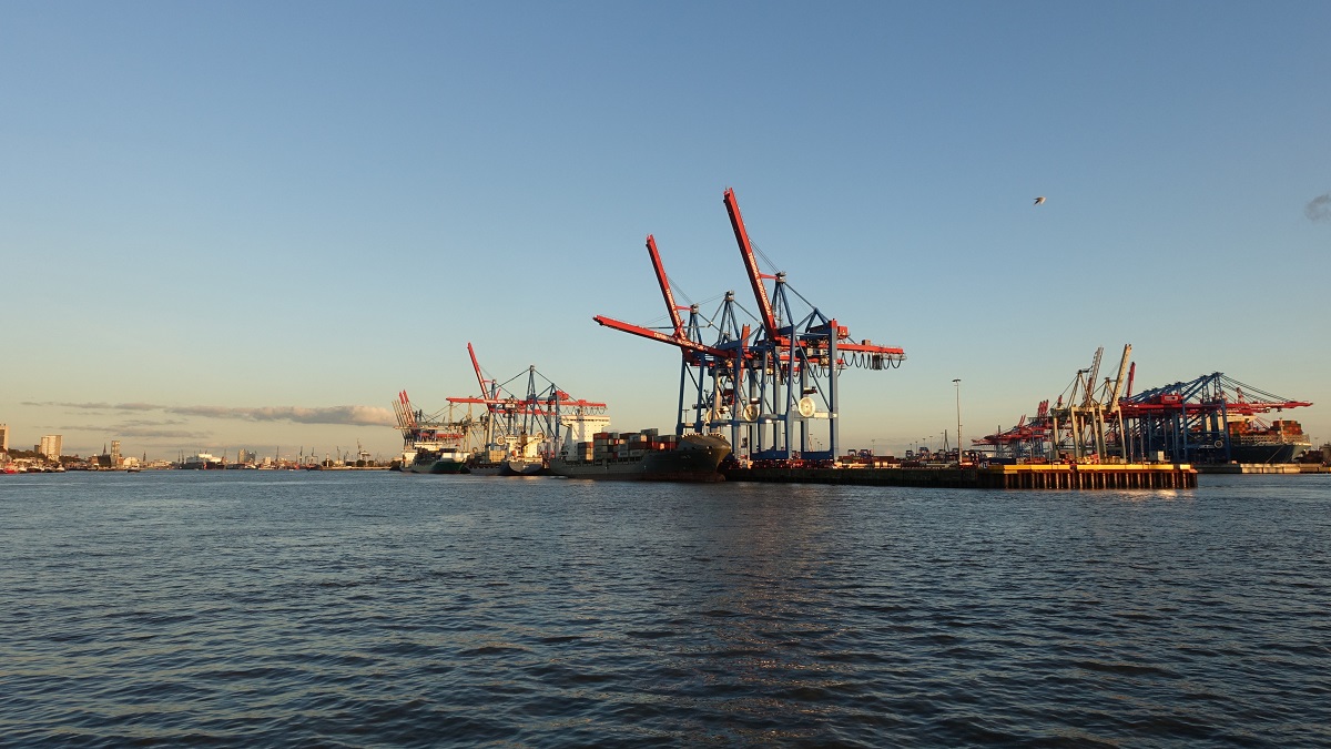 Hamburg am 29.10.2019: Stromliegeplätze Athabaskakai der Containeranlage Burchardkai /