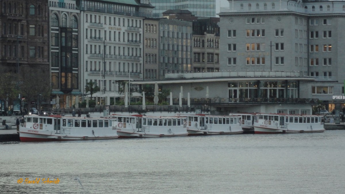 Hamburg am 31.10.2013: Winterruheplatz der Alsterschiffsflotte am Jungfernstieg, es ist die gesamte Rest-Flotte aus den 1930-er Jahren.