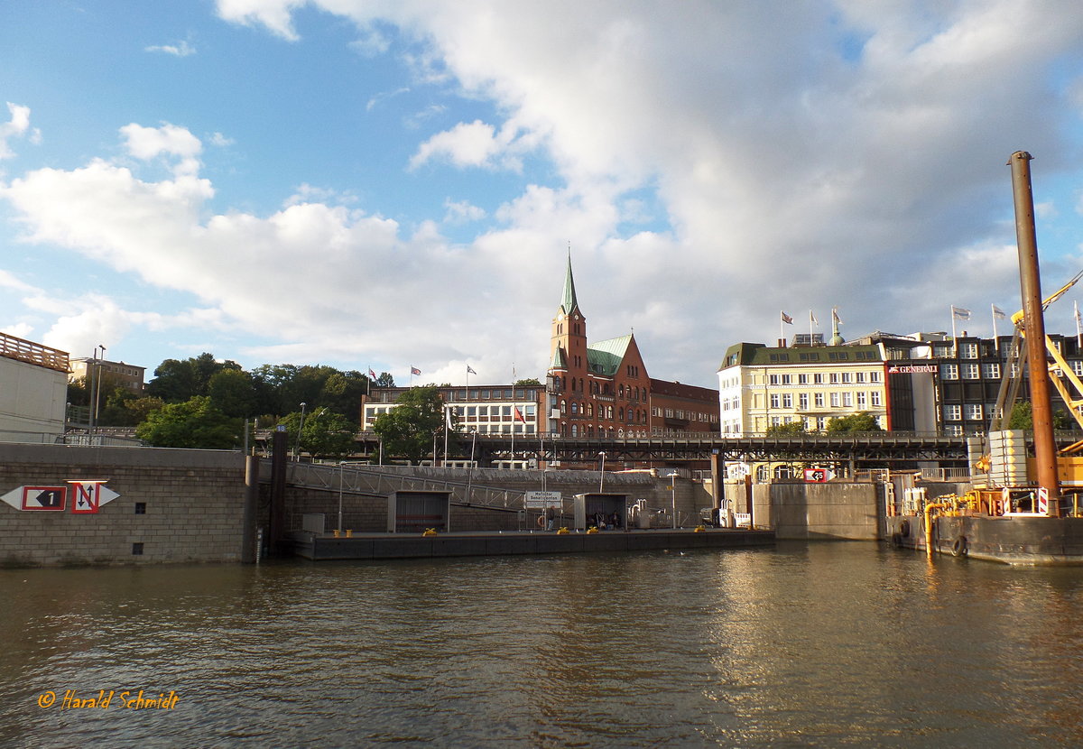 Hamburg am 5.8.2016: Anleger Hafentor Senatsponton, hier legen die Hafenrundfahrtbarkassen, die von den Landungsbrücken gestartet sind, am Ende ihrer Tour an, um die Fahrgäste aussteigen zu lassen, im Hintergrund ist die Schwedische Gustaf-Adolfs-Kirche zu sehen /
