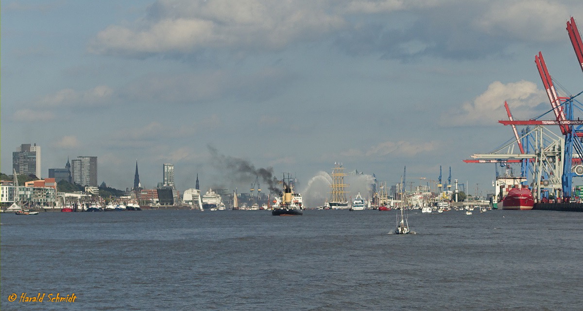 Hamburg am 7.9.2020: Elbe, Einlaufen der Viermastbark PEKING mit den Begrüßungsbegleitschiffen in ihren Heimathafen, Foto von Bord einer Hafenfähre /