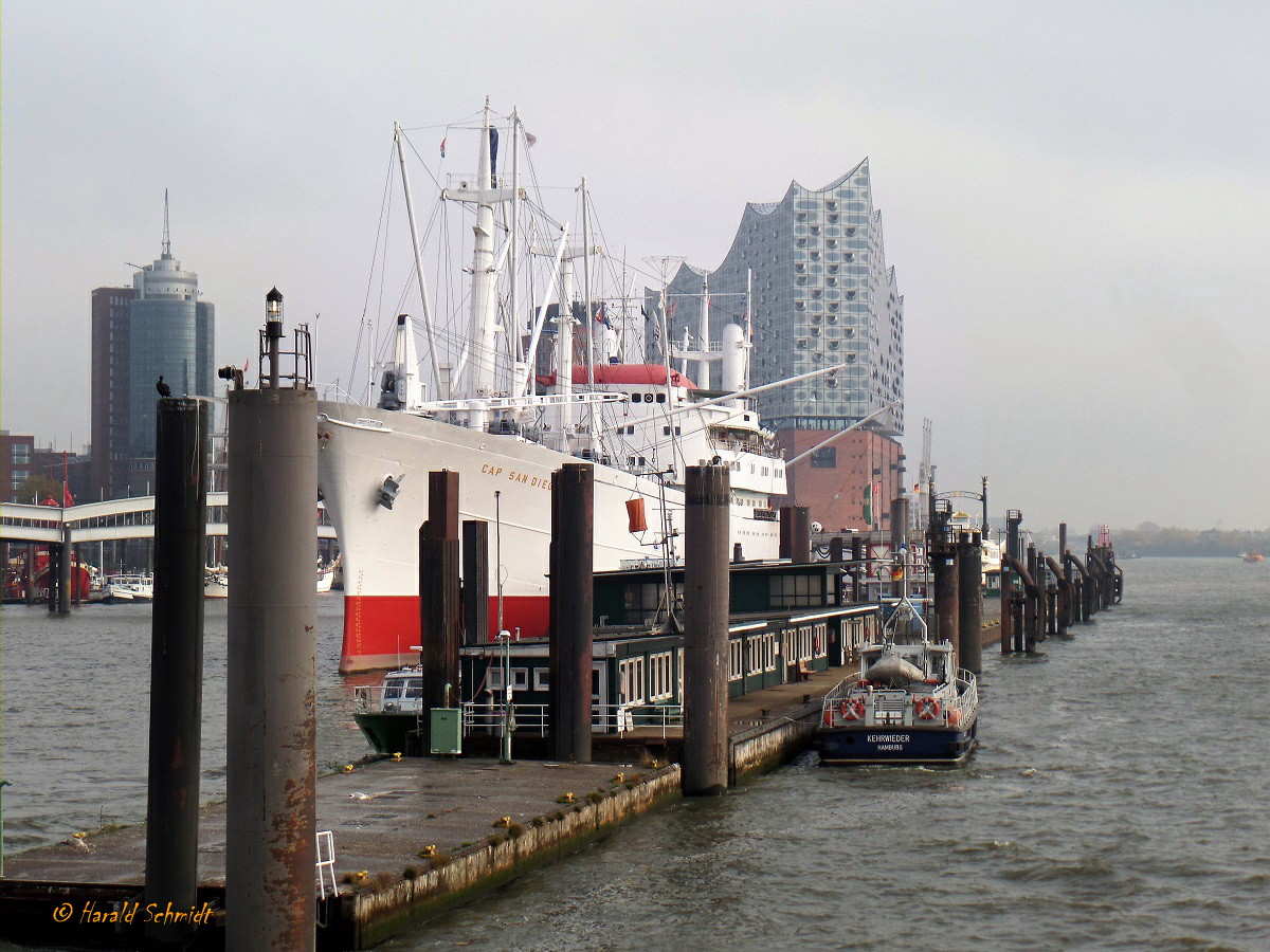 Hamburg am 9.11.2018: Überseebrücke mit der (fast)freien Außenkante, an diesen Pfählen liegen große Hamburg besuchende Schiffe  /