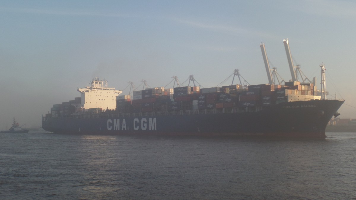 Hamburg am nebligen 25.11.2014, Elbe Höhe Athabaskakai mit der von Schleppern im Strom gehaltenen CMA CGM Balzac (IMO 9222273) / 
Containerschiff / BRZ 73.172 / Lüa 300,27 m, B 40,3 m, Tg 14,0 m / 69.414 kW / 6.627 TEU / 2001 gebaut /
