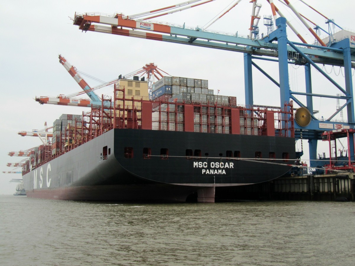 Heckansicht des z.Zt. größten Containerschiffes der Welt , der MSC Oscar (IMO 9703291 , 396 x 59m) am 24.10.2015 in Bremerhaven.  