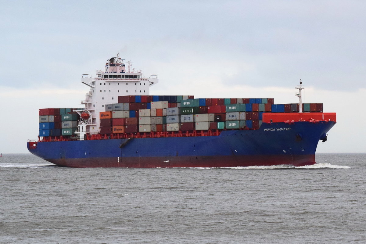 HERON HUNTER , Containerschiff , IMO  9440801 . Baujahr 2009 , 262.06 × 32.25m , 4255 TEU , Cuxhaven , 25.12.2018