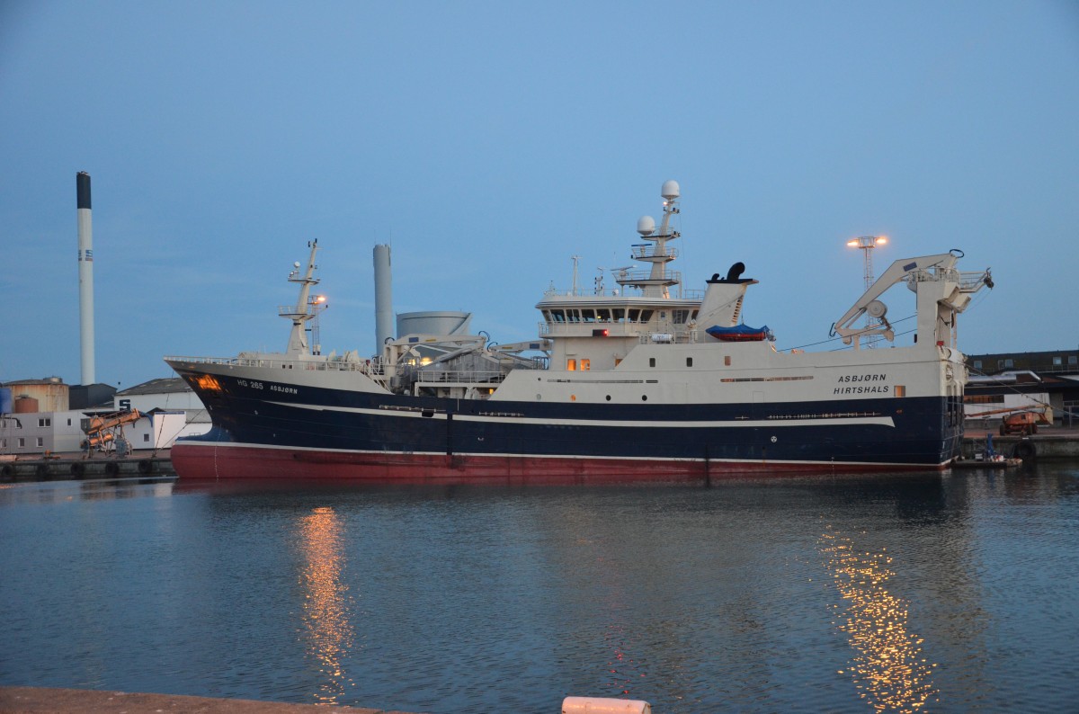 HG 265  ASBJORN, Fischerboot, IMO: 9414708,  Heimathafen Hirtshals, L; 76m, B; 16m. abends im Hafen Hirtshals gesehen am 15.06.2014.