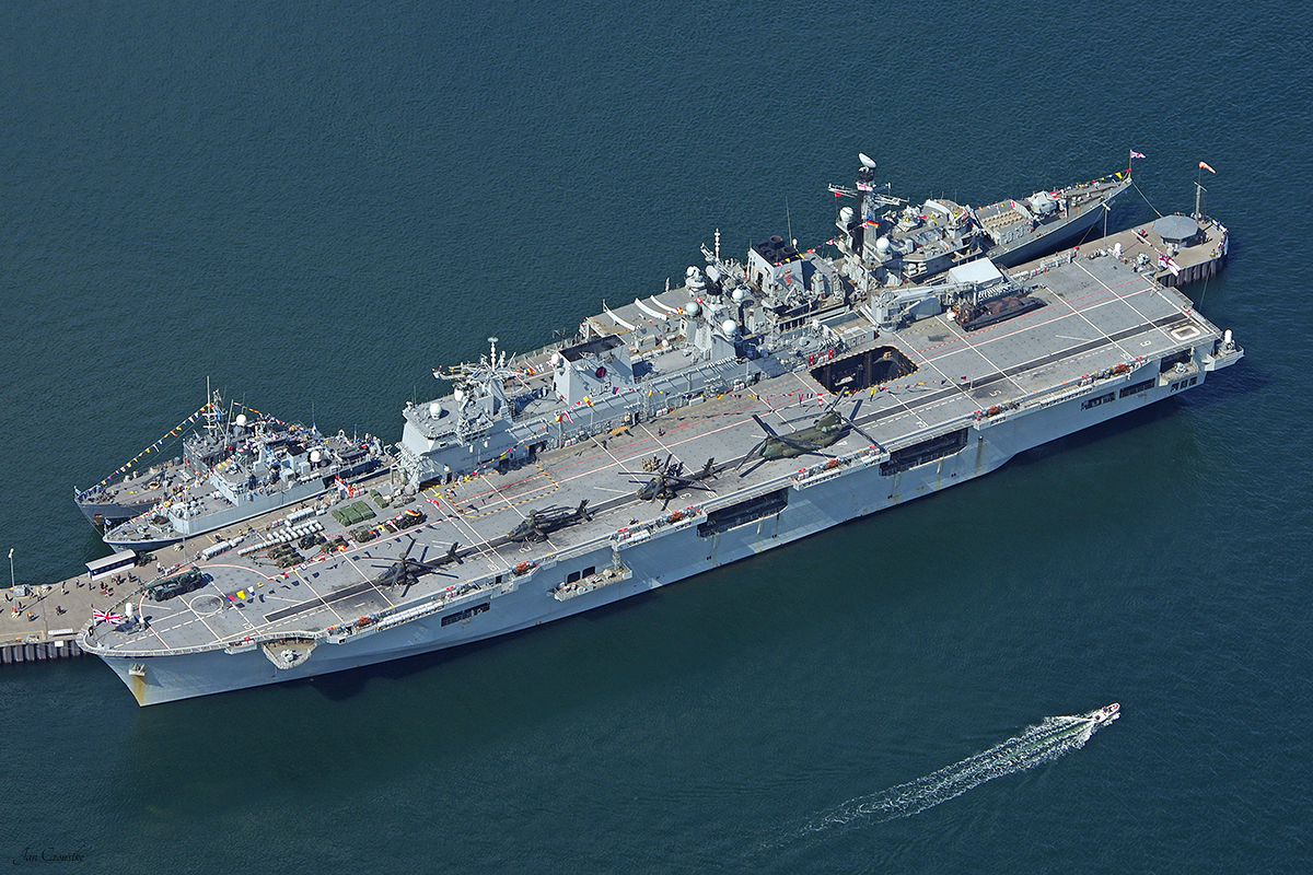 HMS Ocean in Kiel am 20.05.2015 