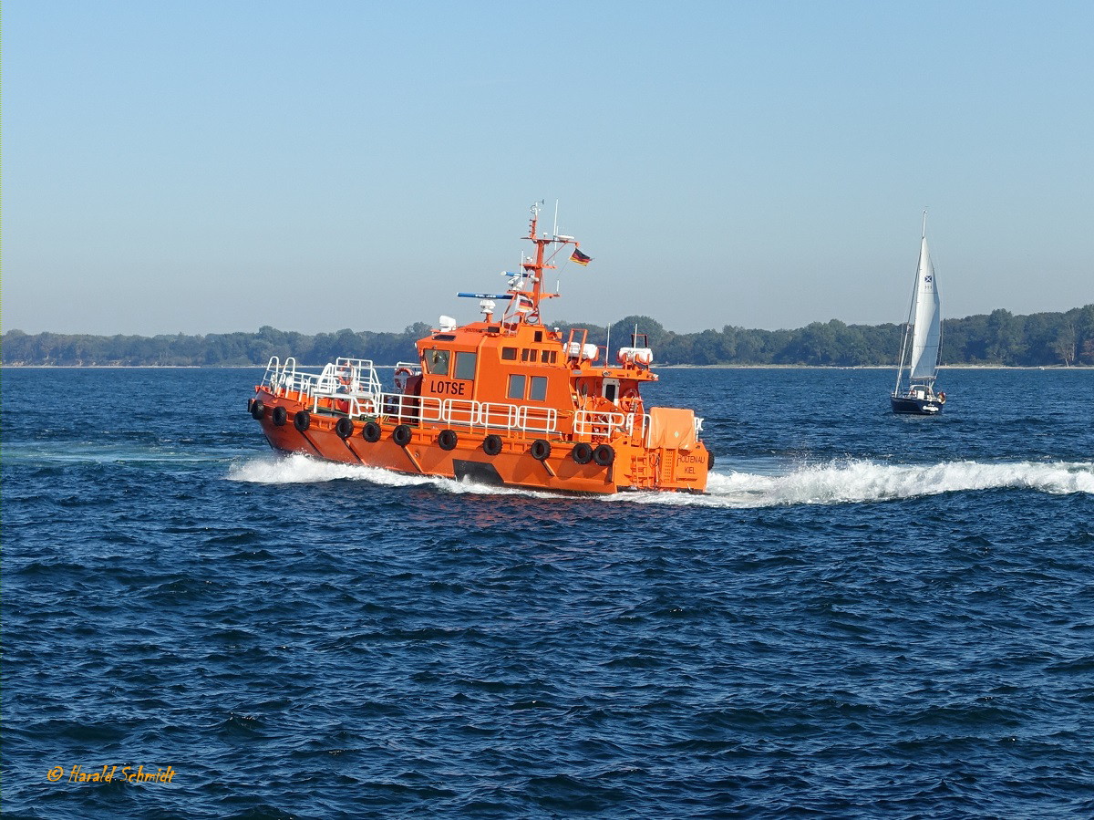 HOLTENAU am 6.9.2023 aus Travemünde auslaufend /
Lotsenversetzboot, Typ Travemünde / Lüa 16,8 m, B 5,27 m, Tg 1,5 m / 2 MAN-Diesel, ges. 734 kW (998 PS), 16 kn / 1.6.2011 in Dienst / gebaut bei Dockstavarvet, Schweden ( Alupilot-17M-Klasse) /
