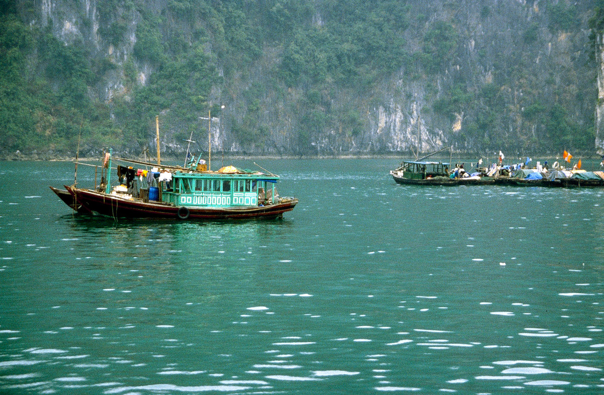 Holzboote in der Halong-Bucht. Bild vom Dia. Aufnahme: Januar 2001.