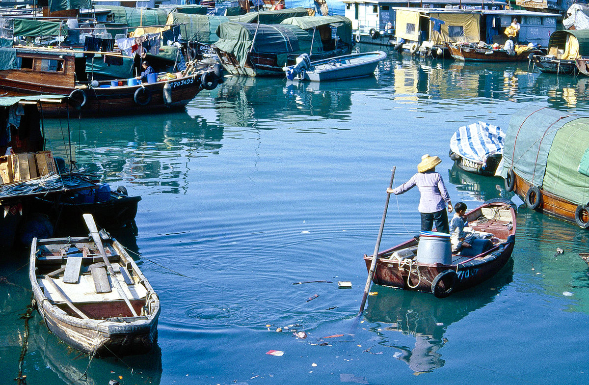 Holzboote in SHau Kei Wan Harbour in Hongkong. Bild vom Dia. Aufnahme: März 1989.