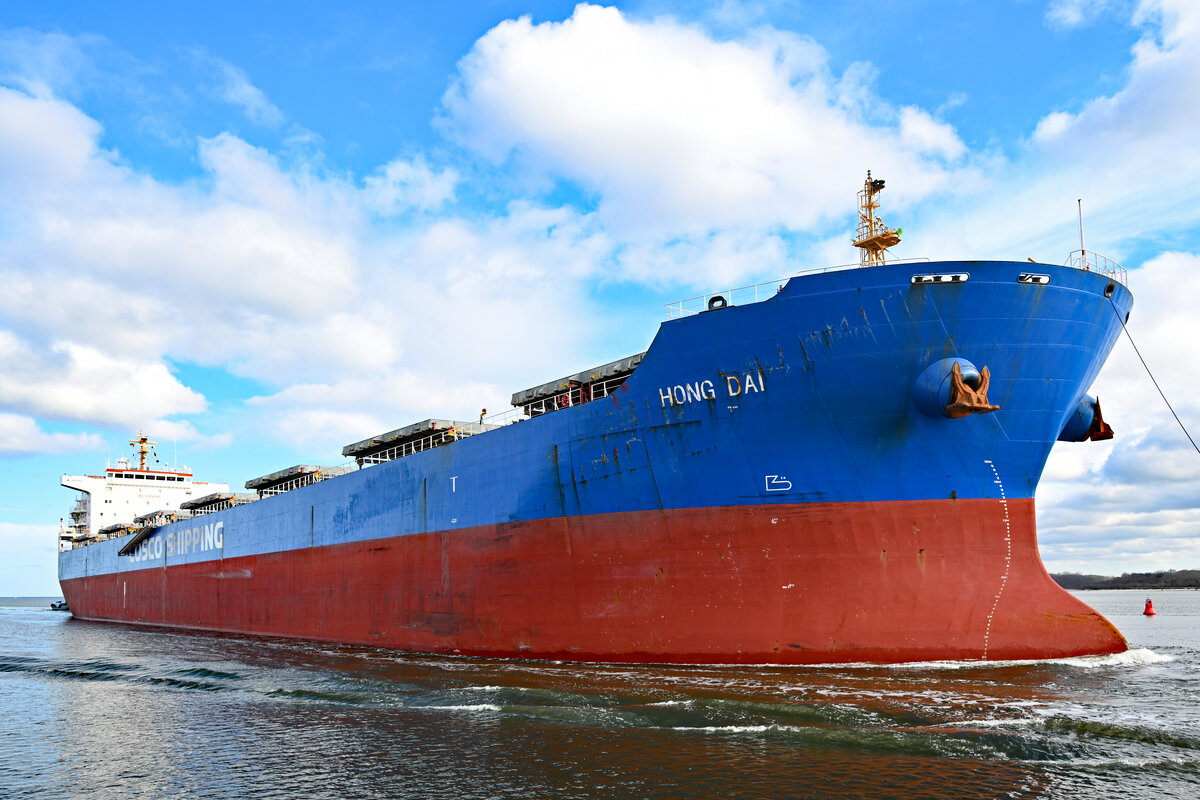 HONG DAI, 225 Meter langer Bulk Carrier, IMO 9563603, am 24.02.2024 in der Ostsee vor Lübeck-Travemünde