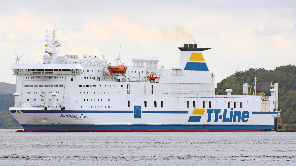 HUCKLEBERRY FINN (IMO:8618358) am 28.8.2018 in Lübeck-Travemünde. Gerade eingelaufen,  macht das Fährschiff der TT-Line gleich am zugewiesenen Anleger am Skandinavienkai fest.