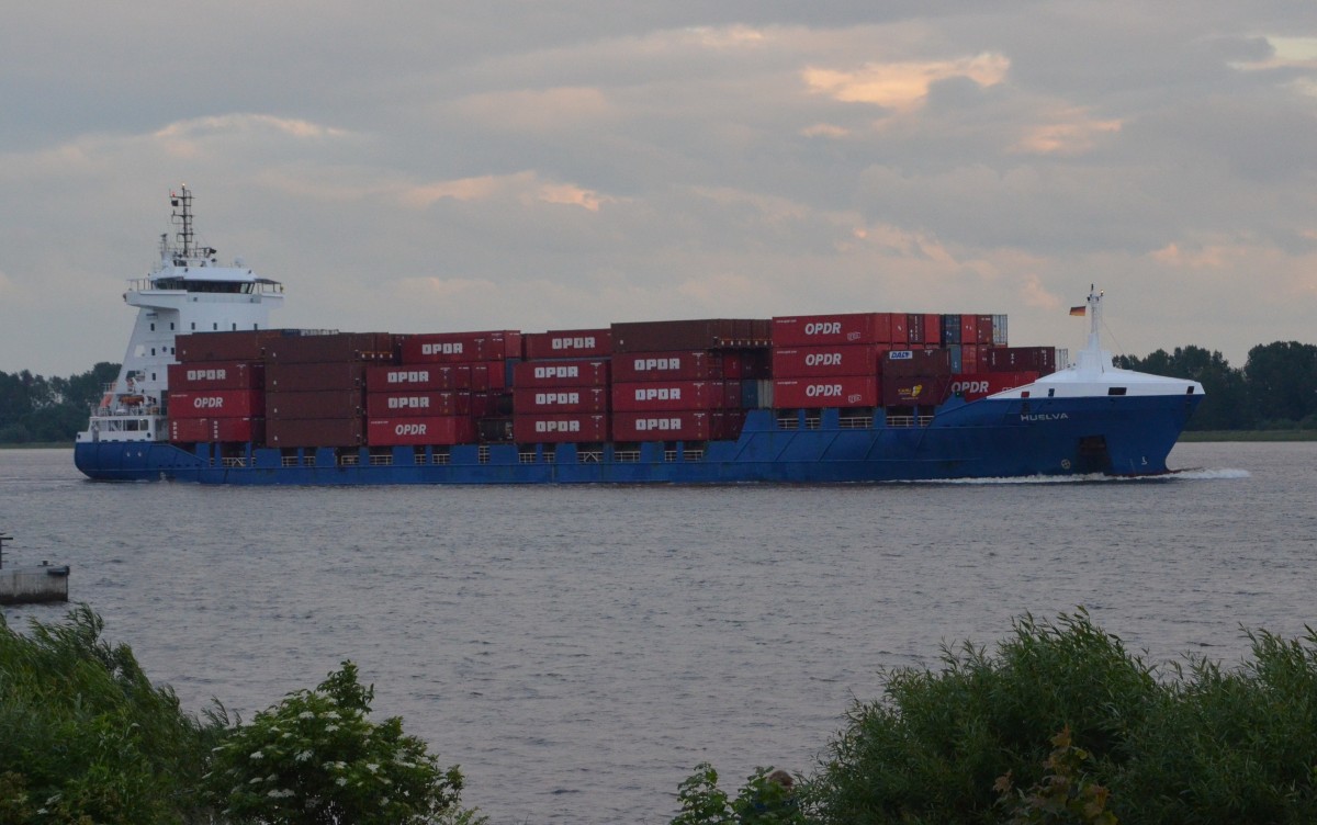 HUELVA, ein Containerschiff, IMO: 9436197, Heimathafen St. John’s  geht auf See. Am 05.06.2014 vor dem Schulauer  Fhrhaus  in Wedel. Baujahr: 2010, TEU: 803, L; 140m, B; 21,80m, Leistung: 8400kW, Gschwindigkeit 18kn.