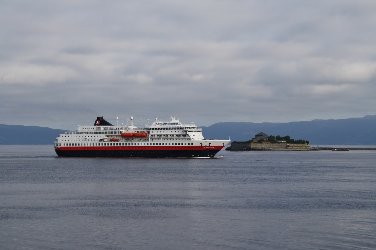Hurtigrutenschiff  Finnmarken  während der Ansteuerung auf den Hafen von Trondheim. (29.7.2014)