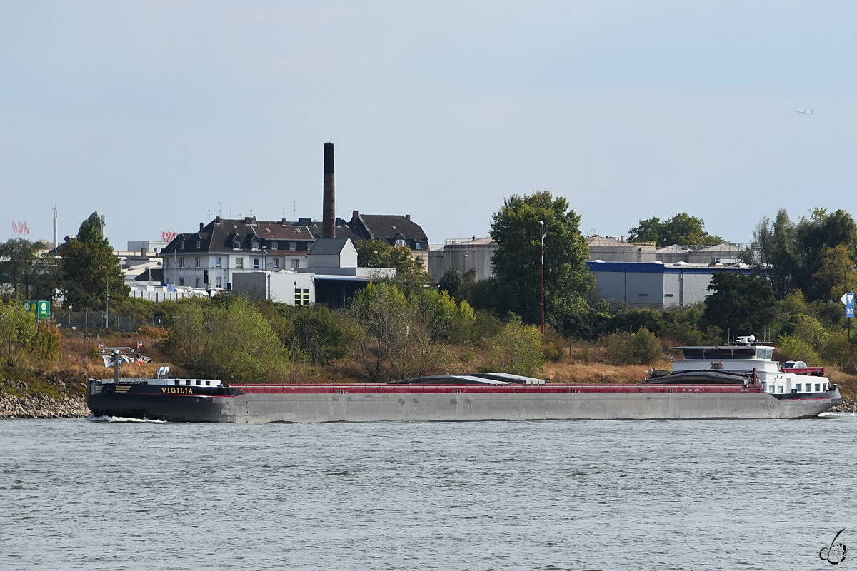 Im August 2022 war auf dem Rhein bei Duisburg das Gütermotorschiff VIGILIA (ENI: 04806310) zu sehen.