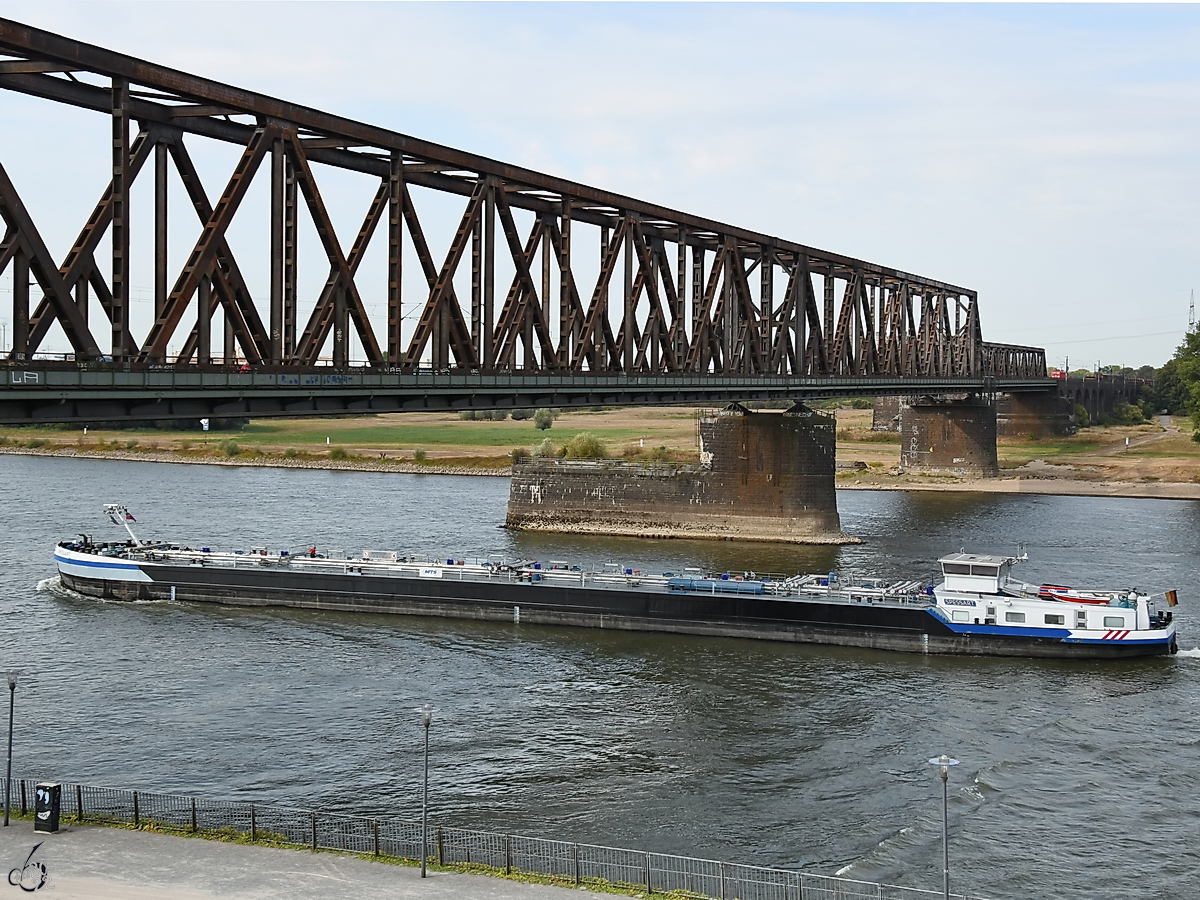 Im August 2022 war das Tankmotoschiff SPESSART (ENI: 048002630) auf dem Rhein bei Duisburg zu sehen.