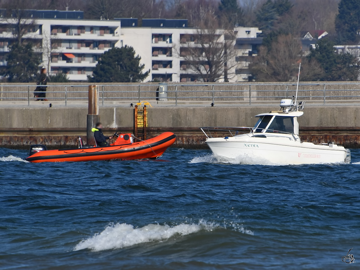 Im Bild die Begegnung eines Schlauchbootes und eines Motorbootes, so gesehen Ende März 2022 in Travemünde.