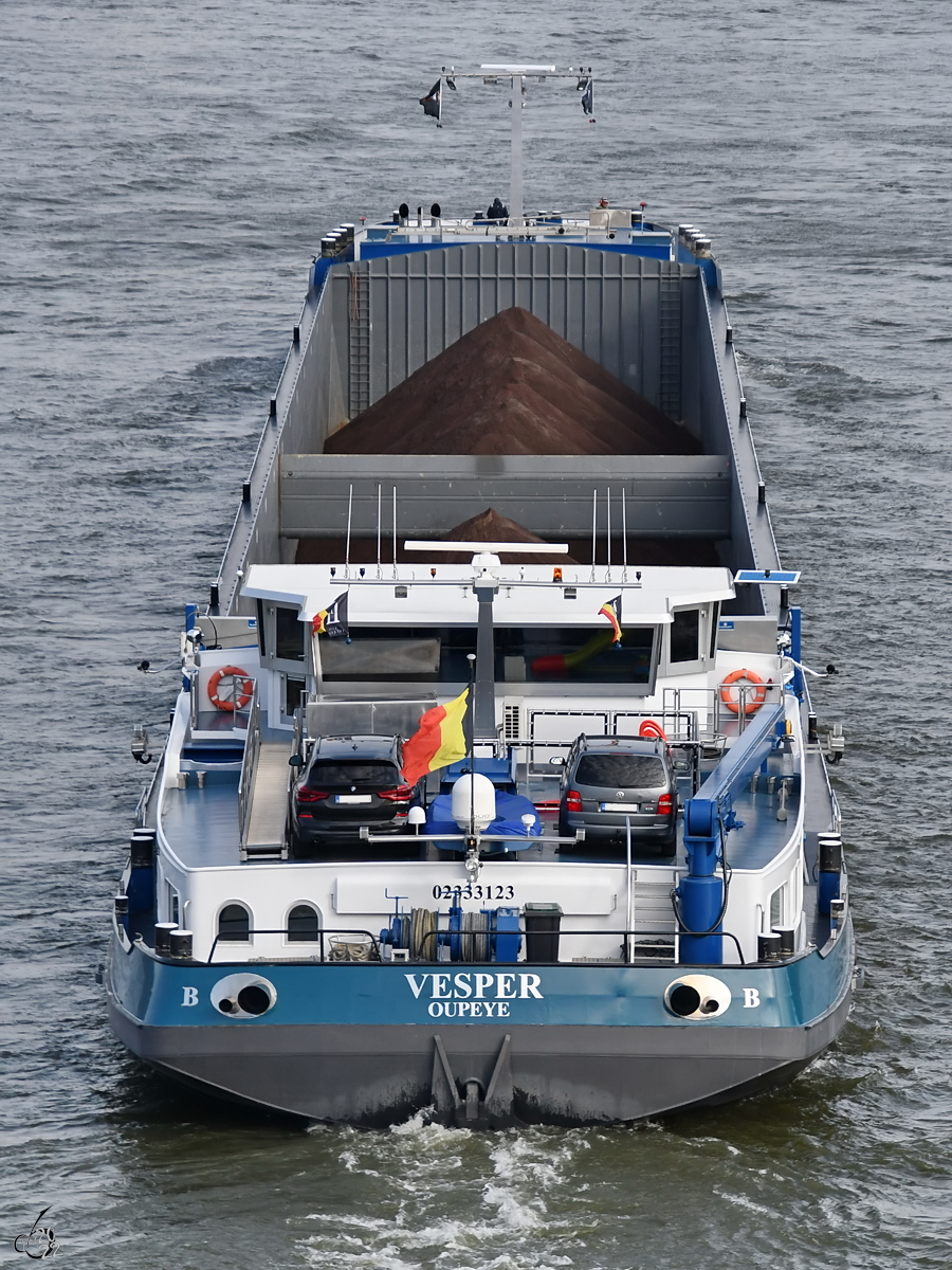 Im Bild das Gütermotorschiff VESPER (ENI: 06003944), welches Ende August 2022 den Rhein hinab fuhr. (Duisburg)
