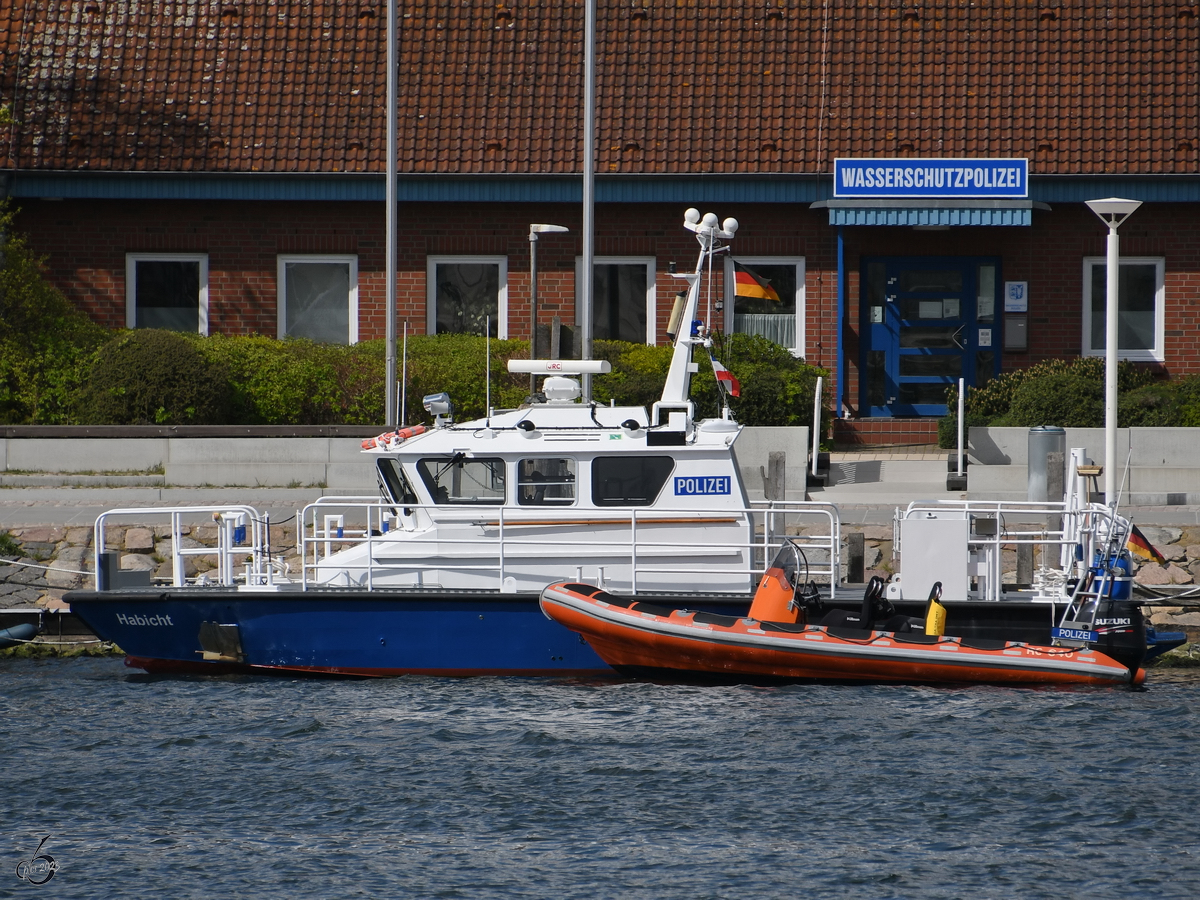 Im Bild das Polizeiboot HABICHT der WSP Schleswig-Holstein, so gesehen Anfang Mai 2023 in Travemünde.