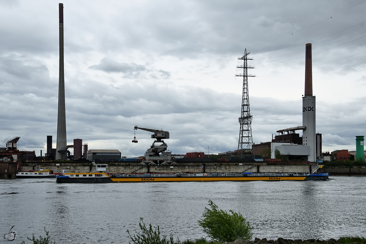 Im Bild das Tankmotorschiff SASKIA REICH (ENI: 04801300), welches Anfang Mai 2021 auf dem Rhein bei Duisburg unterwegs war.