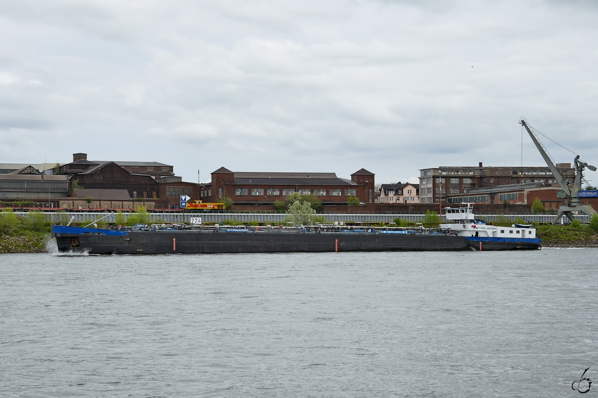 Im Bild das Tankmotorschiff VIKTORIA JAEGERS (ENI: 04502540), welches Anfang Mai 2021 auf dem Rhein bei Duisburg unterwegs war.