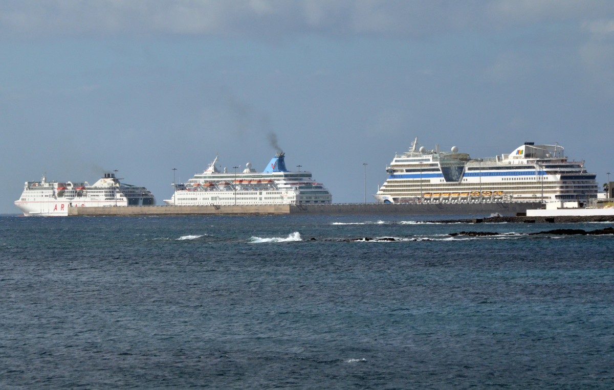 Im Hafen von Arrecife wurden die Kreuzfahrtschiffe AIDA Blu und Thomson Majesty am 17.12.2014 beobachtet und die Fähre Volcan del Teide verlässt gerade den Hafen.