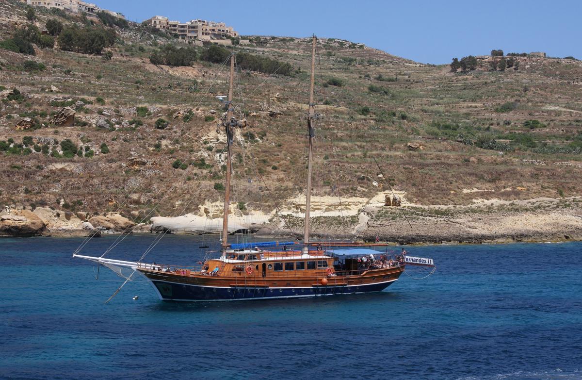 In der Bucht vor dem Fährhafen Mgarr auf Malta lag am 15.5.2014 der Gaffelschoner
FERNANDES II von Captain Morgan Cruises Malta. Das Schiff ist 33 m lang und kann
180 Passagiere mitnehmen. Es wurde 2000 in Dienst gestellt und in der Türkei gebaut.