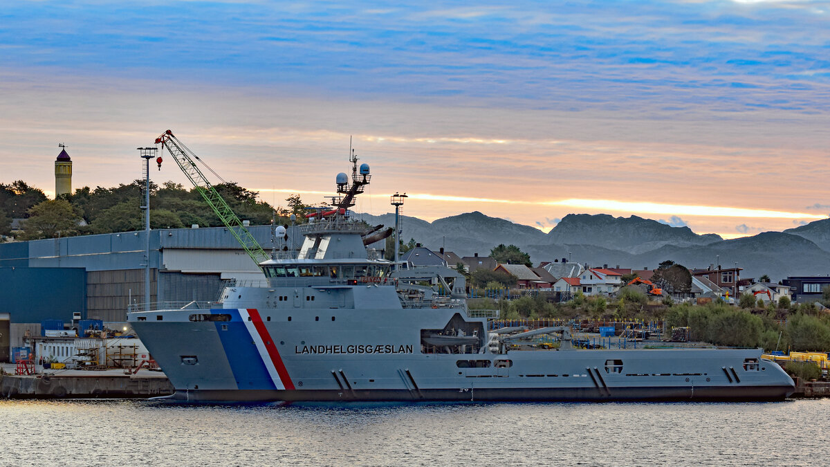 Isländisches Schiff der Küstenwache (Landhelgisgæslan) FREYJA am 05.09.2022 bei Sonnenaufgang im Hafen von Stavanger / Norwegen