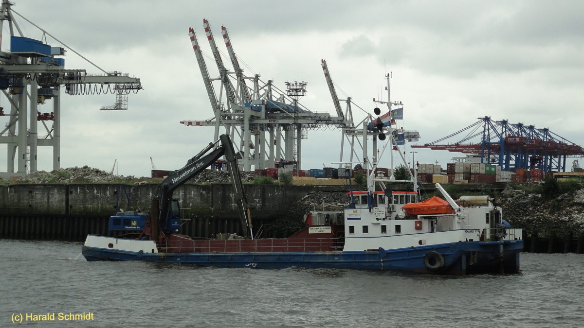 JOHANNA JOSEPHINE (ENI 02205307) am 8.8.2013, Hamburg, Elbe vor Tollerort / Baggerschiff / La 37,6 m, B 10,24 m, Tg 1,5 m / gebaut 1977 / Eigner: Heuvelmann Ibis B.V., NL / 