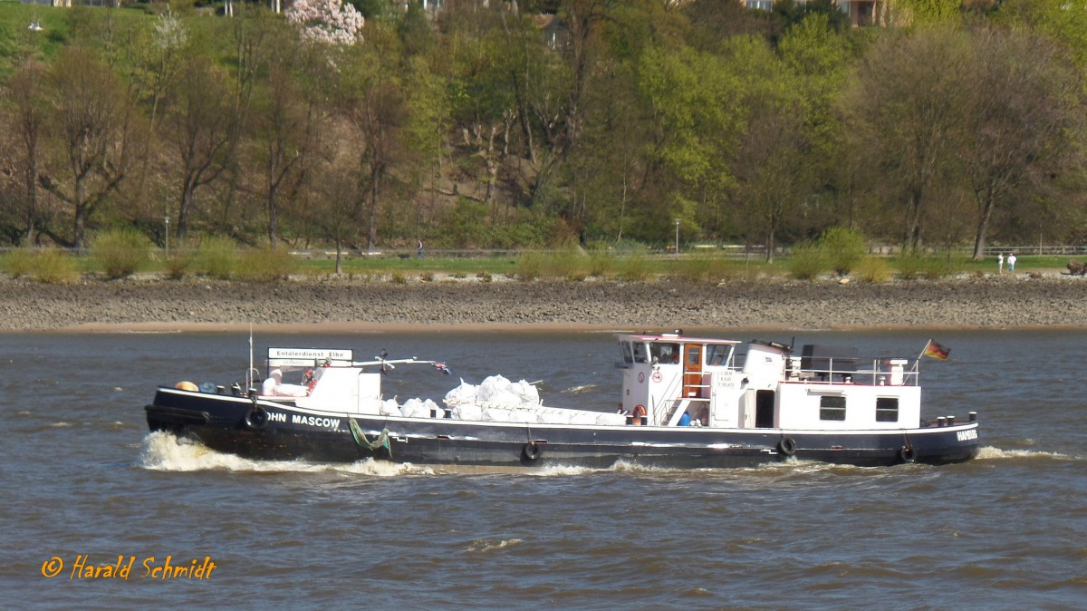 JOHN MASCOW am 21.4.2015, Hamburg, Elbe Höhe Bubendeyufer /
Entölerboot / Lüa 30 m, B 6,5 m, Tg 1,9 m /

