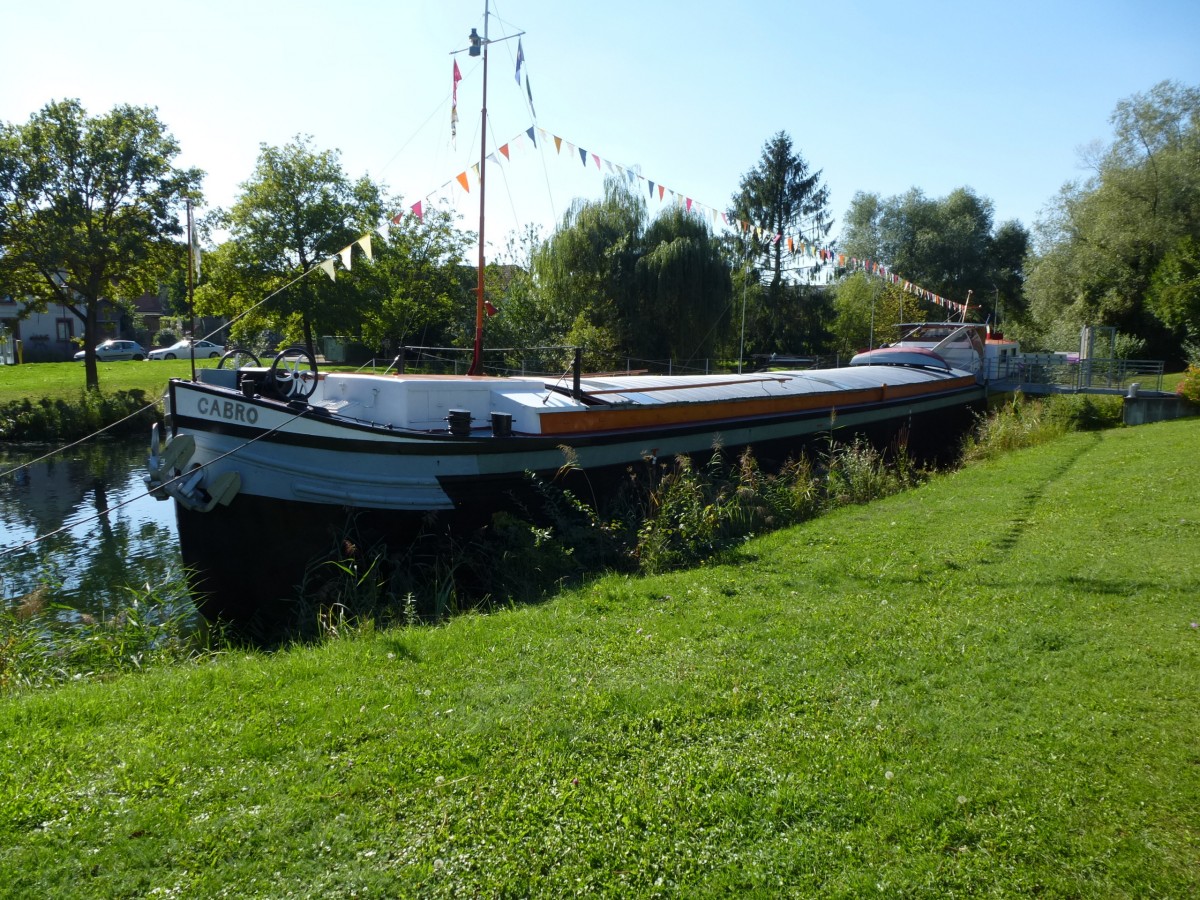 Kanalfrachtschiff  Cabro , liegt fest vertut als Museumsschiff in Offendorf/Elsa, diese als Peniche bezeichneten Frachter wurden speziell zum Befahren der franzsischen Kanle konstruiert, Lnge 39m, Beladung bis 332 Tonnen, Dieselmotor mit 100PS, Baujahr 1932, Sept.2013