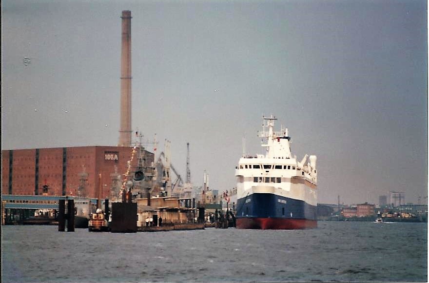 KARL CARSTENS (IMO 8420115) im Mai 1986 auf Vorstellungsfahrt, Hamburg; Elbe an der Überseebrücke / 
Weitere Namen: KARL (1980), Helix Producer I /
RoRo- und Eisenbahnfähre / BRZ 12.829 / Lüa 164,68 m, B 17,7 m, Tg 5,9 m / Dieselelktrischer Antrieb, 6 Diesel, MaK 12M282, 2 Gleichstromfahrmotore, 9.500 kW (12.916 PS), 20 kn / gebaut 1986 bei HDW in Kiel  / Eigner: Deutsche Bundesbahn (DB) (1986-1993), Deutsche Fährgesellschaft Ostsee (DFO) (1993-1997), Einsatz auf der Vogelfluglinie /  nach grundlegendem Umbau 2010 zur Floating Production Starage Offloading Unit (FPSO) im Golf von Mexiko im Einsatz / 
