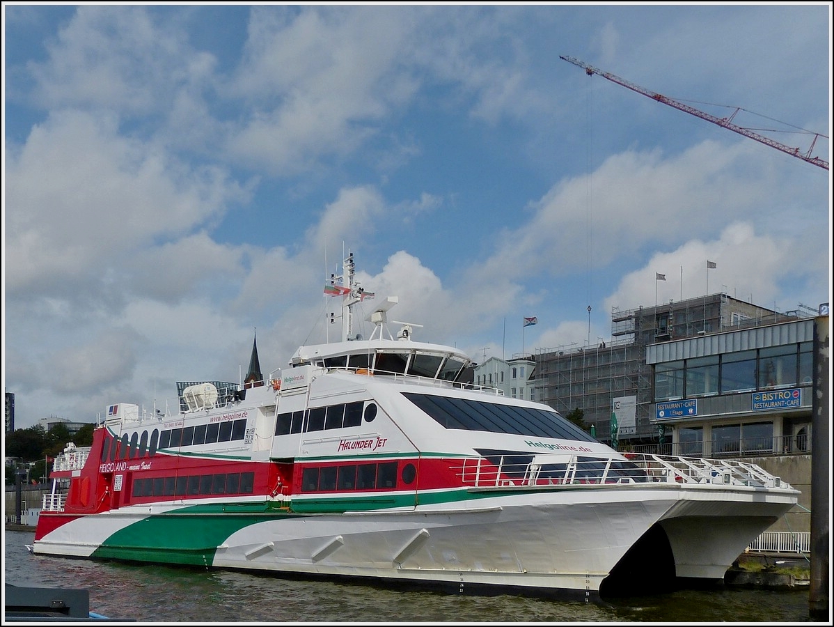 Katamaran  „Halunder Jet“, Bj 2003, L 52 m, B 12,3 m, Gesch. 36 Kn, kann bis zu 579 Passagiere aufnehmen, wegen zu starker Windben auf See musste es am 17.09.2013 in Hamburgerhafen liegen bleiben.  
