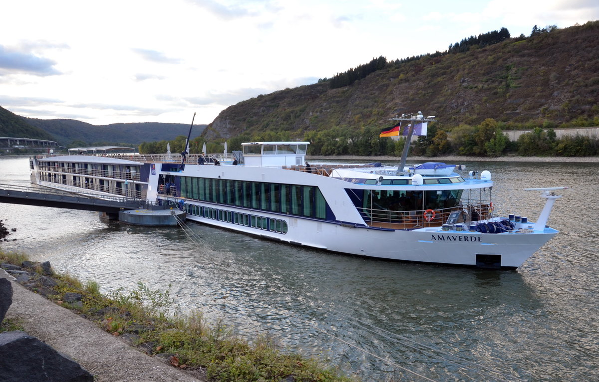 KFGS-AMAVERDE  Flusskreuzfahrtschiff  am Anleger festgemacht auf dem Rhein bei Andernach am 06.10.16. Baujahr: 2011, L x B 135 / 11,40, Passagiere:162, Heimathafen: Basel.