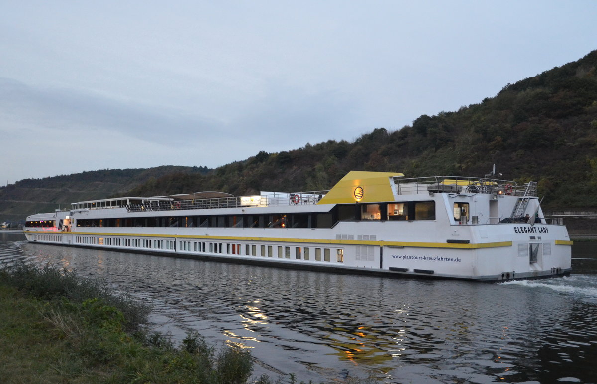 KFGS-Elegant Lady Flusskreuzfahrtschiff auf der Mosel bei Sankt Aldegund am 13.10.16. Lnge:110m, Breite: 11m, Passagiere: 128, Baujahr: 2003, fhrt unter Bulgarischer Flagge.