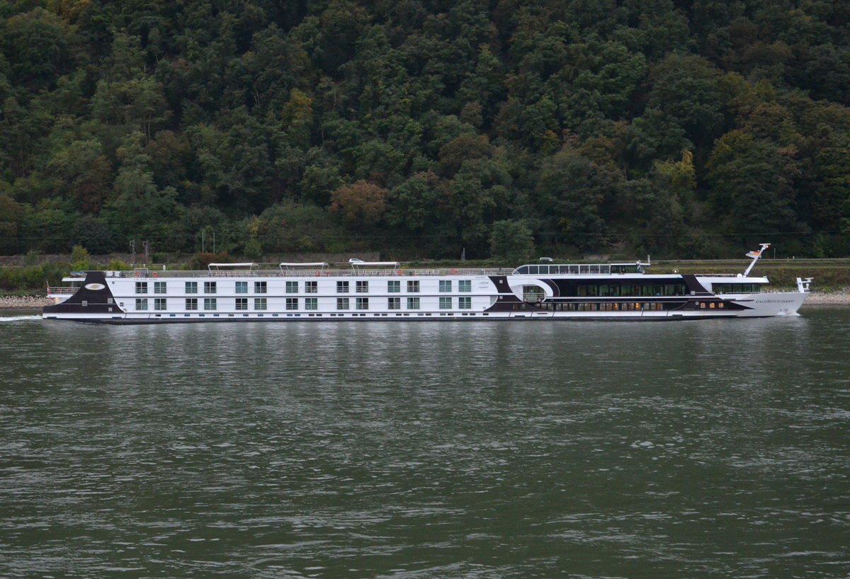 KFGS-Excellence queen  Flusskreuzfahrtschiff auf dem Rhein an der Lahnmndung bei Lahnstein. Lnge: 110m, Breite:m 11,45 Passagiere: 143,  Heimathafen: Basel. Am  06.10.16 beobachtet.  