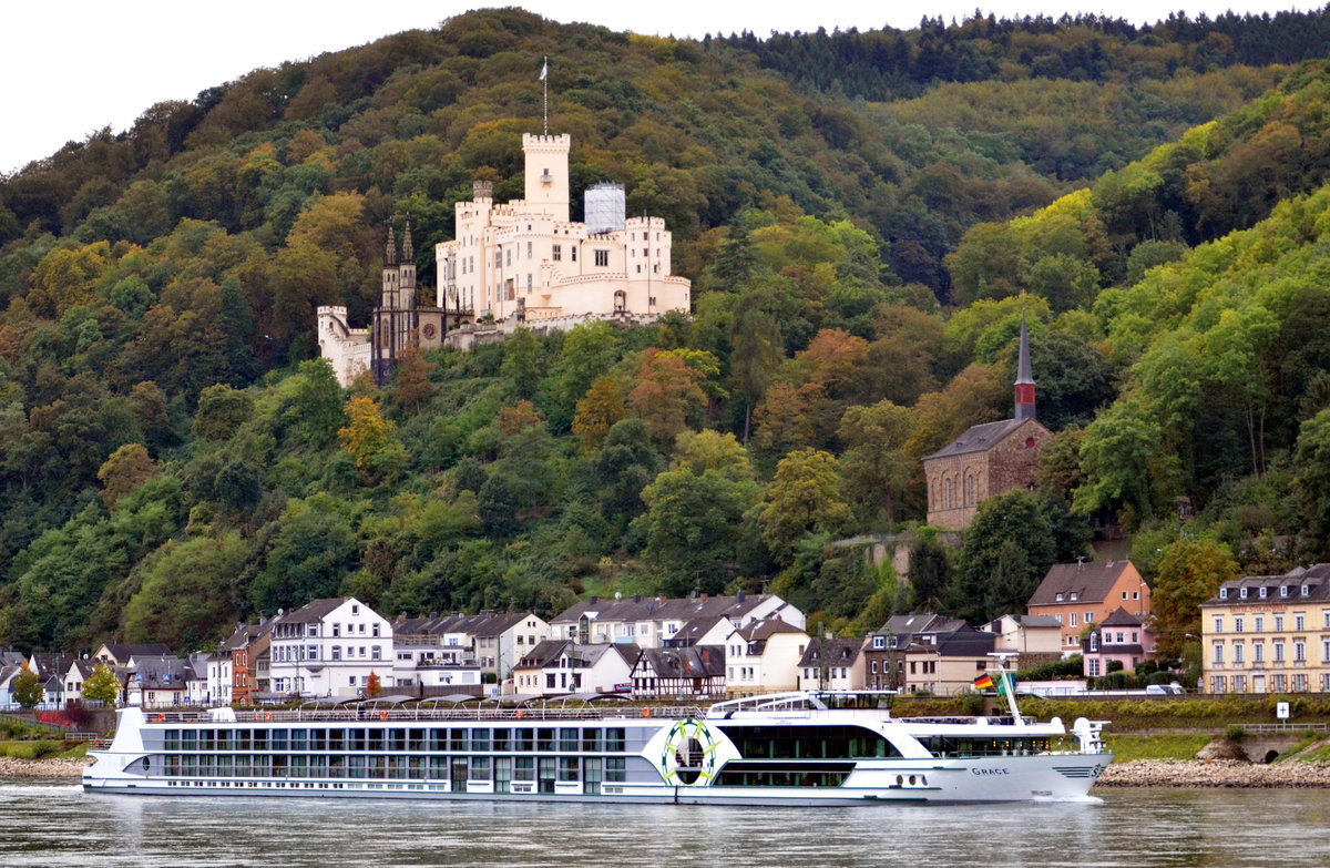 KFGS-GRACE Flusskreuzfahrtschiff auf dem Rhein an der Lahnmndung bei Lahnstein und im Hintergrund  das Schloss Stolzenfels (vormals Burgruine Stolzenfels).Lnge: 135m, Breite: 11,45m, Passagiere: 142, Heimathafen: Basel. Baujahr: 2016. Am 06.10.16 beobachtet.  