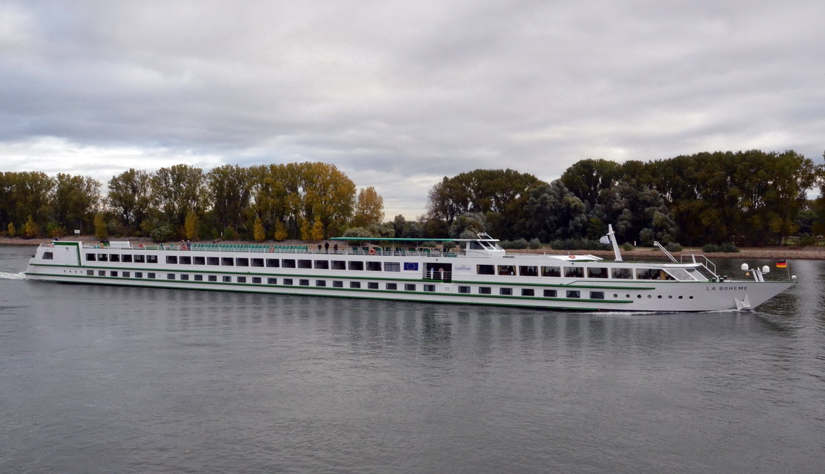 KFGS-La Boheme Flusskreuzfahrtschiff auf dem Rhein bei Worms. Lnge: 110 m, Breite: 10,14 m, Passagiere: 164 , Heimathafen: Strasbourg.  Am 19.10.16 beobachtet.  Baujahr: 1995, Letzt Renovierung: 2011.