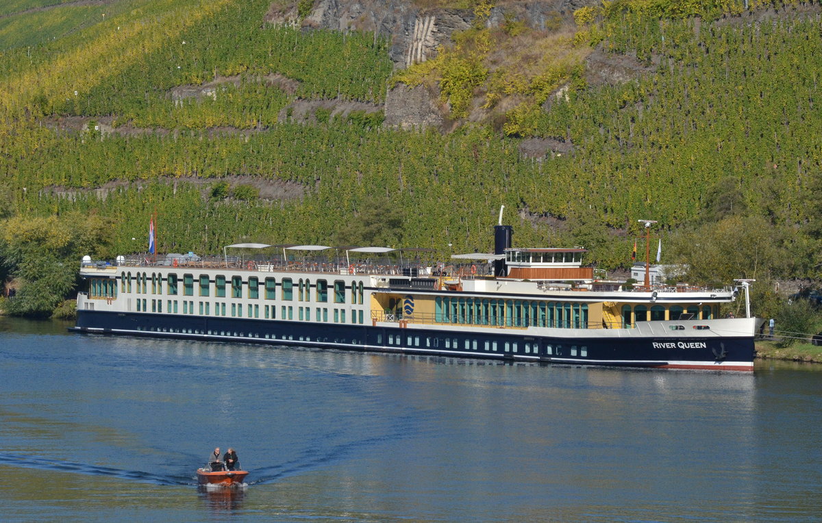 KFGS-River Queen Flusskreuzfahrtschiff  hier festgemacht in Bernkastel-Kus auf der Mosel. Am 16.10.16. Baujahr: 1999, Lnge: 109,82m, Breite: 11,40m, Tiefgang:1,20m, Passagiere: 132. Heimathafen: Rotterdam.
