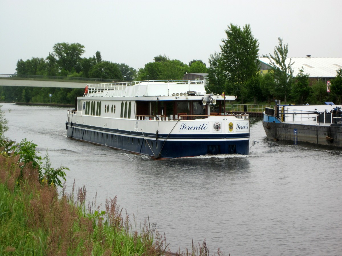KFGS  SERENITE  (04608770 , 38,50 x 5,08m) fuhr am 23.06.2015 im Westhafenkanal in Berlin-Charlottenburg zu Tal.