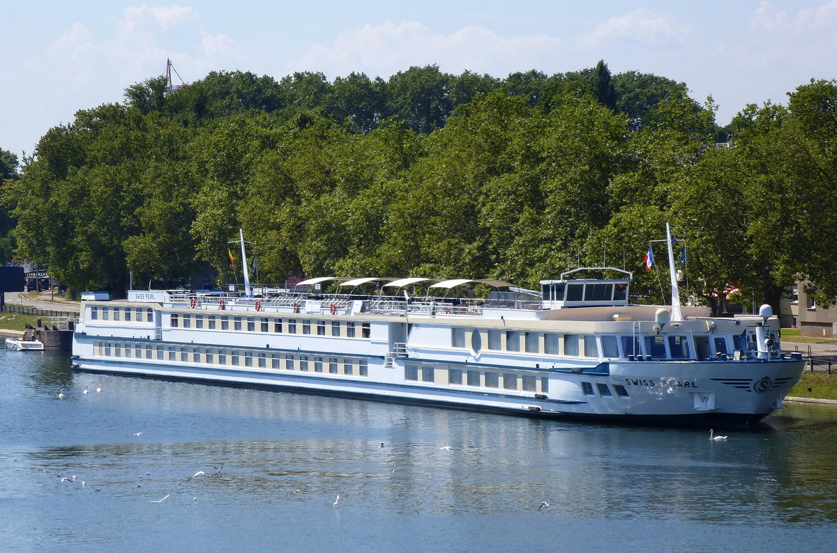 KFGS  Swiss Pearl , festgemacht im Bassin Dusuzeau, Teil des Straburger Hafens, das zur Scylla-Flotte gehrende Schiff mit Heimathafen Basel wurde 1993 gebaut, 110m lang, 1500PS, 123 Passagiere, Aug.2016