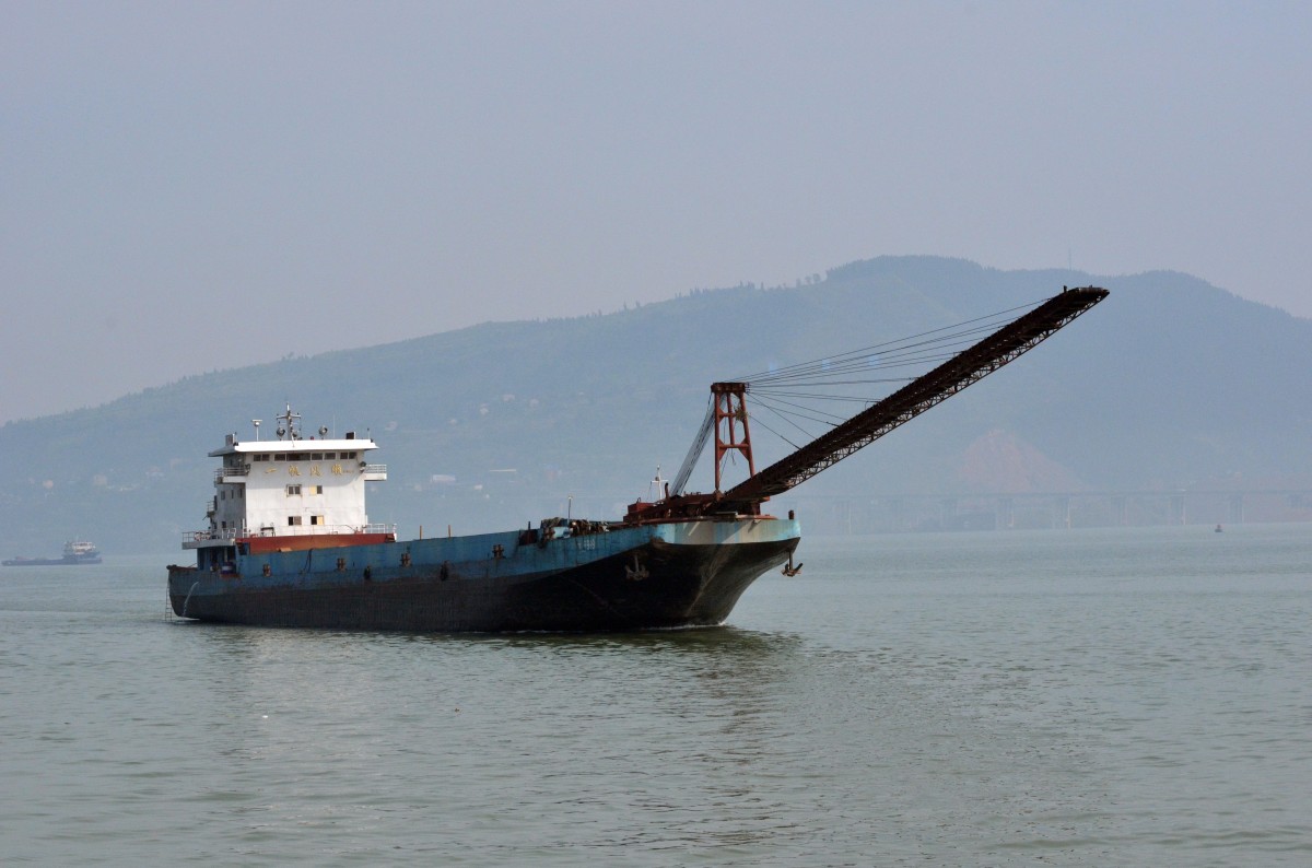 Kiesfrachtschiff  JI Xiang 999  mit Frderband um den Kies an Land abzuladen.  Auf dem Yangzi  am 24.10.2014 beobachtet.