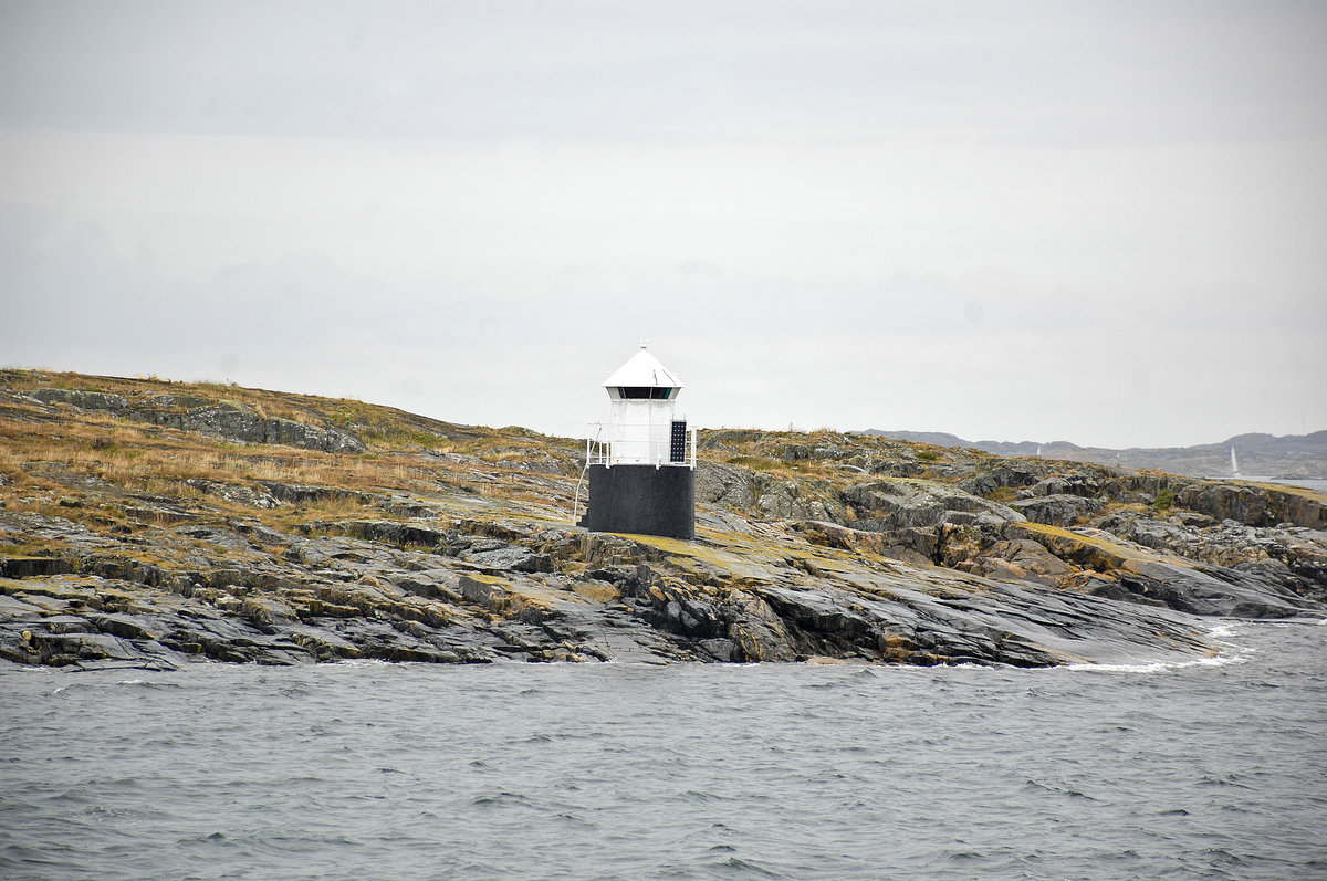Kleiner Leuchtturm auf der Insel Härmanö im Schärenhof von Bohuslän. Aufnahme: 3. August 2017.