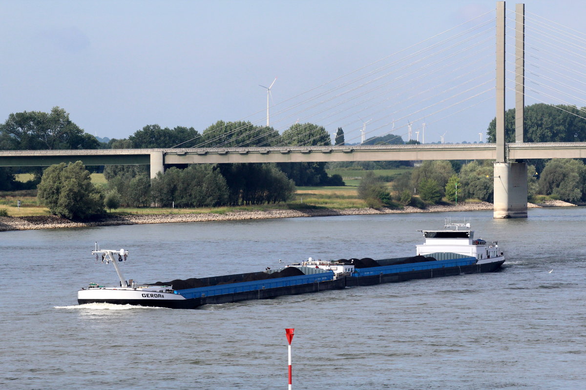 Koppelverband (Gesamtlänge 186,5m) mit GSL Gerda II (02332691 , 86,5 x 11,45m) und GMS Gerda (02332584 , 100 x 11,45m) am 09.07.2017 auf dem Rhein bei Rees auf Bergfahrt.