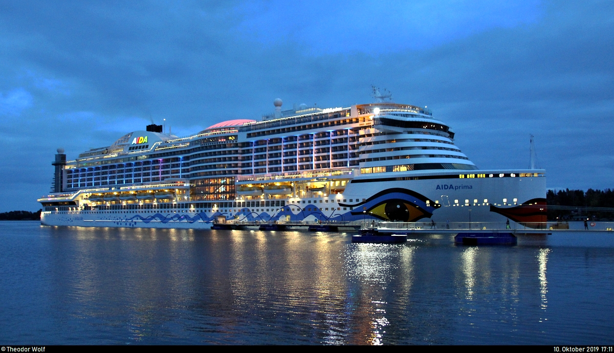 Kreuzfahrtschiff  AIDAprima  der Carnival Corporation & plc liegt am frühen Abend im Hafen von Nynäshamn (S). [10.10.2019 | 17:11 Uhr]
