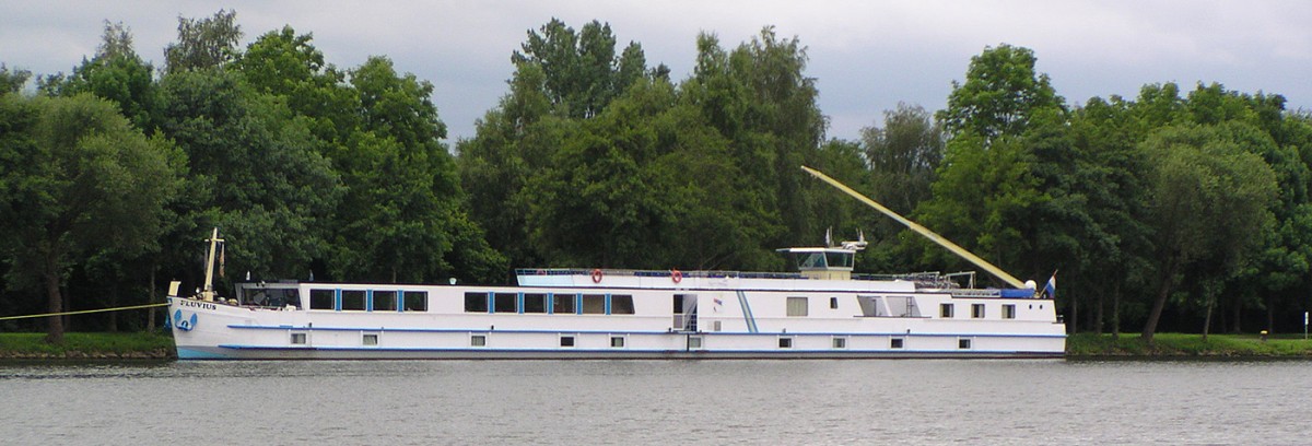 Kreuzfahrtschiff FLUVIUS am 12.07.2009 angelegt am Moselufer in Konz-Karthaus.